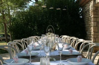 Salon lumineux avec canapé turquoise, coussins colorés, télévision, tapis en fibres naturelles et vue sur une cuisine…