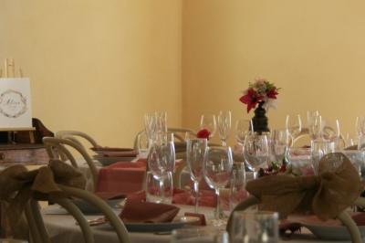 Salon lumineux avec canapé turquoise, coussins colorés, télévision, tapis en fibres naturelles et vue sur une cuisine…