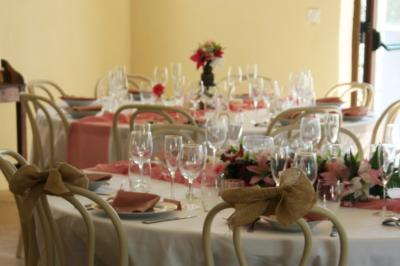 Salon lumineux avec canapé turquoise, coussins colorés, télévision, tapis en fibres naturelles et vue sur une cuisine…