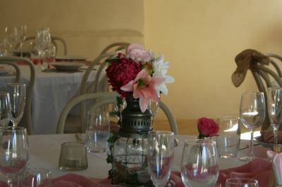 Salon lumineux avec canapé turquoise, coussins colorés, télévision, tapis en fibres naturelles et vue sur une cuisine…
