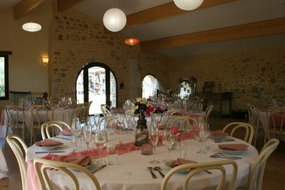 Salon lumineux avec canapé turquoise, coussins colorés, télévision, tapis en fibres naturelles et vue sur une cuisine…