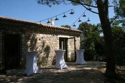 Salon lumineux avec canapé turquoise, coussins colorés, télévision, tapis en fibres naturelles et vue sur une cuisine…