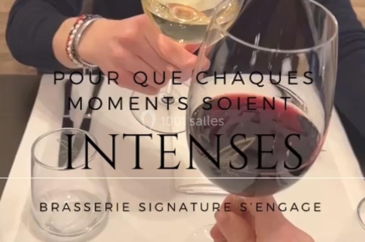 Deux verres de vin, un rouge et un blanc, portés pour un toast dans un cadre de table élégante.