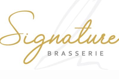 Salle de restaurant avec tables dressées, banquettes en bois, bar en bois et étagères garnies de verres et bouteilles.