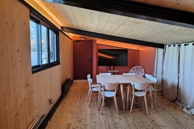 Groupe de personnes posant sur une scène devant un écran affichant ’CCLDAYS 2023, 6 et 7 avril’.