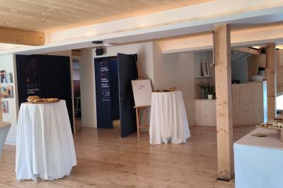 Groupe de personnes posant sur une scène devant un écran affichant ’CCLDAYS 2023, 6 et 7 avril’.