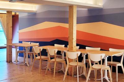 Groupe de personnes posant sur une scène devant un écran affichant ’CCLDAYS 2023, 6 et 7 avril’.