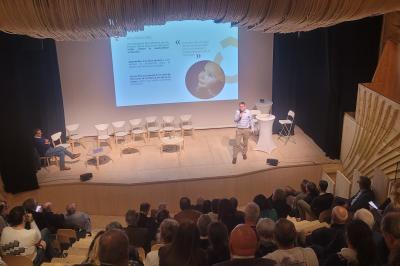 Groupe de personnes posant sur une scène devant un écran affichant ’CCLDAYS 2023, 6 et 7 avril’.