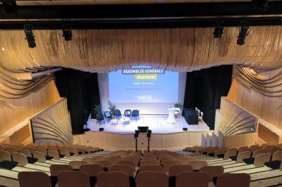 Groupe de personnes posant sur une scène devant un écran affichant ’CCLDAYS 2023, 6 et 7 avril’.