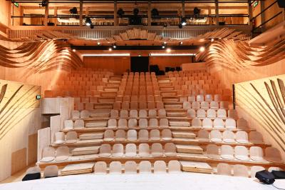 Groupe de personnes posant sur une scène devant un écran affichant ’CCLDAYS 2023, 6 et 7 avril’.