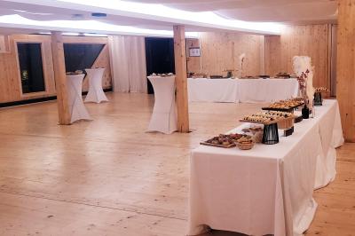 Groupe de personnes posant sur une scène devant un écran affichant ’CCLDAYS 2023, 6 et 7 avril’.