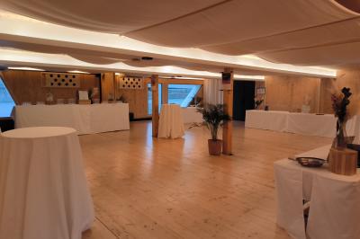 Groupe de personnes posant sur une scène devant un écran affichant ’CCLDAYS 2023, 6 et 7 avril’.