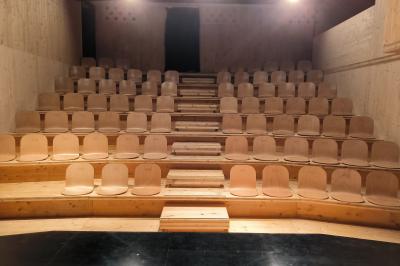 Groupe de personnes posant sur une scène devant un écran affichant ’CCLDAYS 2023, 6 et 7 avril’.