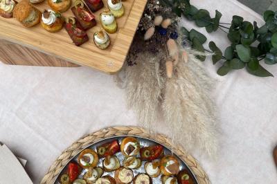 Groupe de personnes posant sur une scène devant un écran affichant ’CCLDAYS 2023, 6 et 7 avril’.