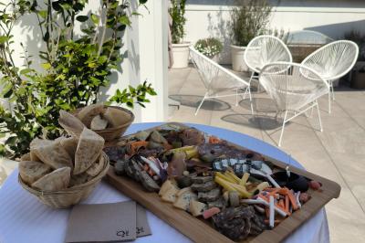 Groupe de personnes posant sur une scène devant un écran affichant ’CCLDAYS 2023, 6 et 7 avril’.