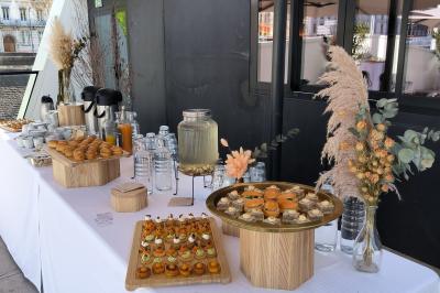 Groupe de personnes posant sur une scène devant un écran affichant ’CCLDAYS 2023, 6 et 7 avril’.