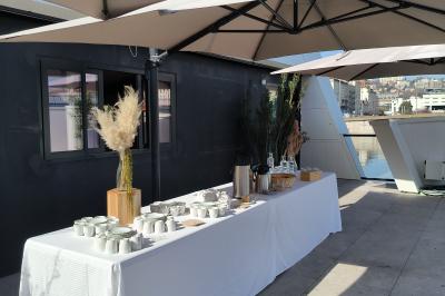 Groupe de personnes posant sur une scène devant un écran affichant ’CCLDAYS 2023, 6 et 7 avril’.