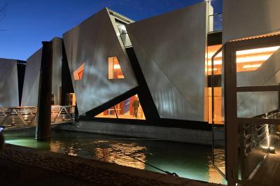 Groupe de personnes posant sur une scène devant un écran affichant ’CCLDAYS 2023, 6 et 7 avril’.