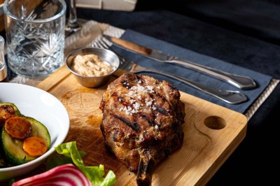 Logo du restaurant ’Le Bouche à Oreille’ avec des motifs floraux dorés sur fond noir.