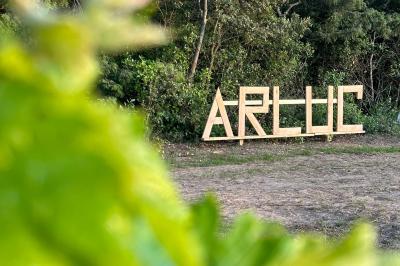 Miniature La Clairière d'Arluc Buffet en plein air avec des amuse-bouches variés, des planches de charcuterie et des fromages sur des tables en bois.