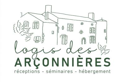 Vue sur un jardin avec pelouse, allées en gravier, parterre de fleurs rouges et bâtiments en pierre sous un ciel dégagé.