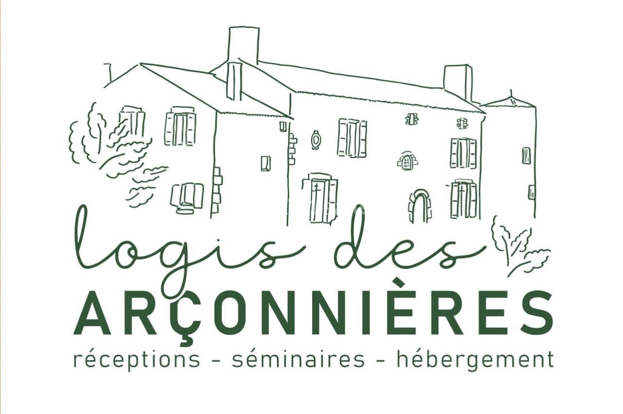 Illustration d'un bâtiment ancien avec des arbres, accompagnée du texte ’Logis des Arçonnières, réceptions, séminaires…