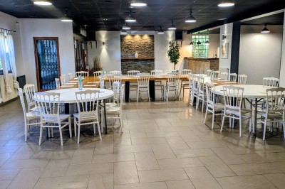 Miniature Location salle Savigny-sur-Orge (Essonne) - Salle Séverine #4 Salle spacieuse avec sol carrelé, plafond noir, tables et chaises dispersées, murs clairs et éclairage suspendu.