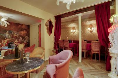 Brochette de viande et légumes garnie de persil et de sauce, servie sur une assiette décorative.