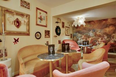 Brochette de viande et légumes garnie de persil et de sauce, servie sur une assiette décorative.