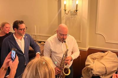 Brochette de viande et légumes garnie de persil et de sauce, servie sur une assiette décorative.