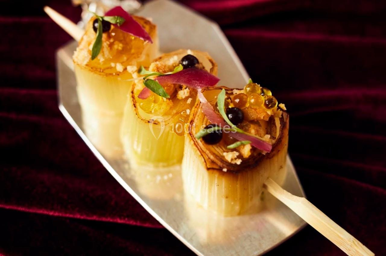 Bouchées raffinées sur brochette, composées de légumes, œufs de poisson et garnitures colorées, présentées sur un plateau.