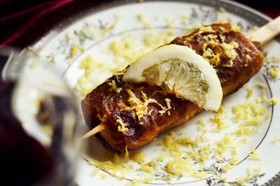 Assiette de desserts raffinés avec mousse, éclats de maïs soufflé et crème, présentée sur une nappe rouge.