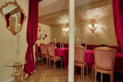 Assiette de desserts raffinés avec mousse, éclats de maïs soufflé et crème, présentée sur une nappe rouge.