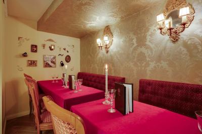 Assiette de desserts raffinés avec mousse, éclats de maïs soufflé et crème, présentée sur une nappe rouge.