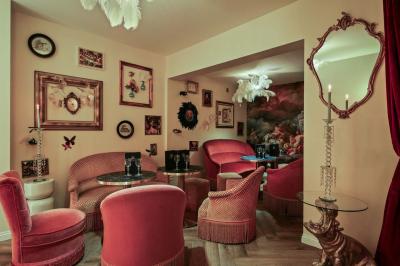 Assiette de desserts raffinés avec mousse, éclats de maïs soufflé et crème, présentée sur une nappe rouge.