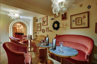 Assiette de desserts raffinés avec mousse, éclats de maïs soufflé et crème, présentée sur une nappe rouge.