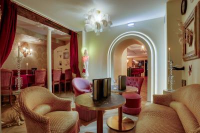 Assiette de desserts raffinés avec mousse, éclats de maïs soufflé et crème, présentée sur une nappe rouge.