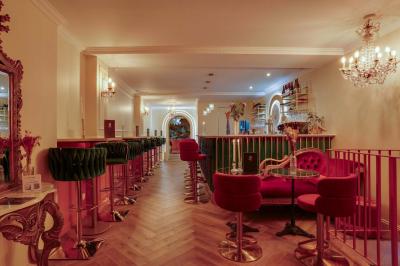 Assiette de desserts raffinés avec mousse, éclats de maïs soufflé et crème, présentée sur une nappe rouge.