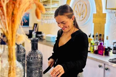 Assiette de desserts raffinés avec mousse, éclats de maïs soufflé et crème, présentée sur une nappe rouge.