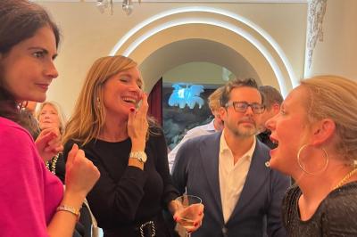 Assiette de desserts raffinés avec mousse, éclats de maïs soufflé et crème, présentée sur une nappe rouge.