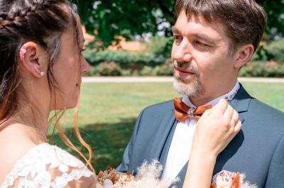 Deux panneaux en bois indiquant ’P'tit coin’ et ’Vestiaire’ accrochés près d'une porte vitrée.