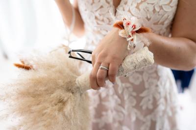 Deux panneaux en bois indiquant ’P'tit coin’ et ’Vestiaire’ accrochés près d'une porte vitrée.