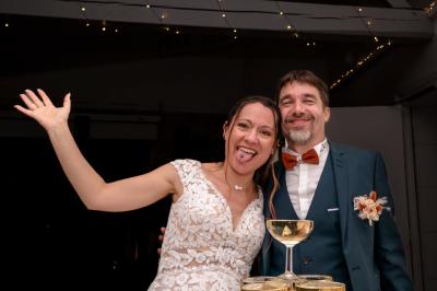 Deux panneaux en bois indiquant ’P'tit coin’ et ’Vestiaire’ accrochés près d'une porte vitrée.