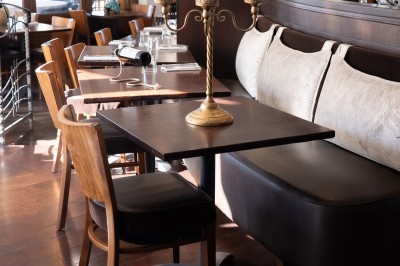 Trois cocktails variés sur une table en bois, comprenant un verre de Lillet, un cocktail au martini et un verre de Negroni.