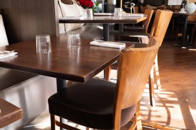 Trois cocktails variés sur une table en bois, comprenant un verre de Lillet, un cocktail au martini et un verre de Negroni.