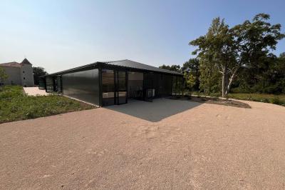 Chambre avec lit double, murs en pierre, poutres apparentes et éclairage doux, décorée de motifs muraux naturels.