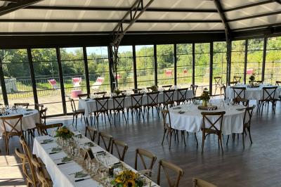 Chambre avec lit double, murs en pierre, poutres apparentes et éclairage doux, décorée de motifs muraux naturels.