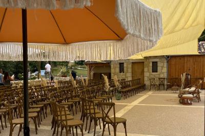 Chambre avec lit double, murs en pierre, poutres apparentes et éclairage doux, décorée de motifs muraux naturels.