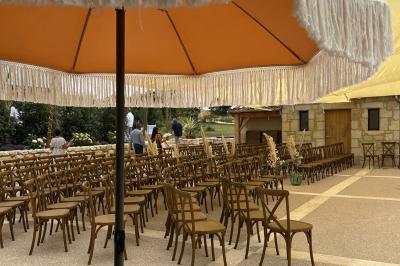 Chambre avec lit double, murs en pierre, poutres apparentes et éclairage doux, décorée de motifs muraux naturels.
