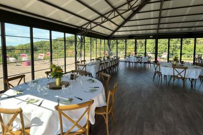 Chambre avec lit double, murs en pierre, poutres apparentes et éclairage doux, décorée de motifs muraux naturels.
